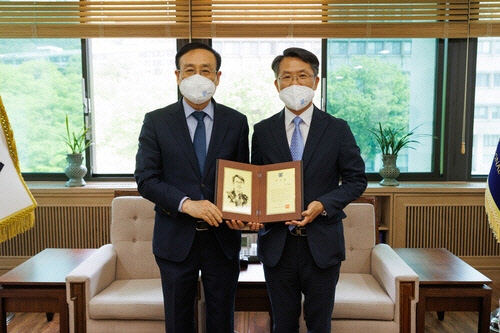 수의대 1억원 기부로 오세정 총장으로부터 감사패 받는 한호재(오른쪽) 서울대 수의과대학 학장. <서울대학교 제공>